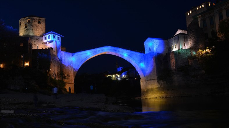 Dünya Otizm Farkındalık Günü'nde, Türkiye ve dünyada birçok simge yapı maviye büründü. ajtr.me/4r82