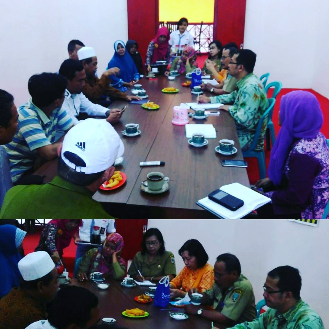 DekranasdaRemb1's tweet photo. Rapat perkembangan showroom mjd pusat oleh2 rembang
Jln.untung suropati no 27 lasem https://t.co/2CLGIBYtgm