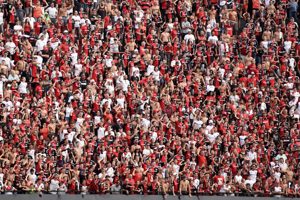 Newell&#39;s Old Boys a Twitteren: &quot;¡Acá está tu hinchada, acá está tu gente! #RosarioTeAlienta ?⚫?? https://t.co/BLk2pMJMwQ… &quot;