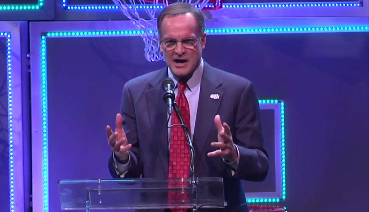 OU_MBBall's tweet image. Congrats, Coach! @LonKruger receives the @NABC1927 Metropolitan Award for a career of service to college basketball.