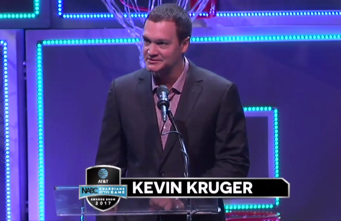 OU_MBBall's tweet image. Congrats, Coach! @LonKruger receives the @NABC1927 Metropolitan Award for a career of service to college basketball.