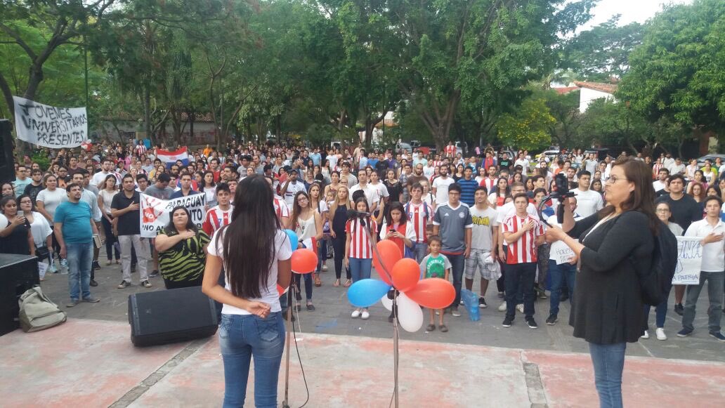victoraulgpy's tweet photo. Una demostración SIN VIOLENCIA que la JUVENTUD PARAGUAYA está despierta y no se calla ante los atropellos a la Constitución Nacional #2APY https://t.co/6KFebFiFjl