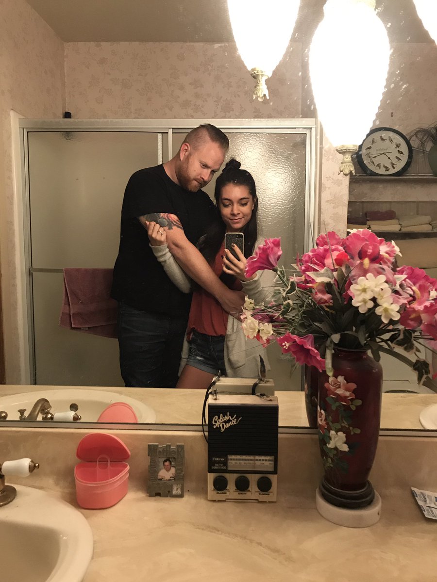 _afkathrine_'s tweet photo. This bathroom we share with Kenny is aesthetic af. #birdclock #weirdlights #antiqueshowerclock #dustyfakeflowers #dentureholder #wallpaper https://t.co/SI53ATp3So
