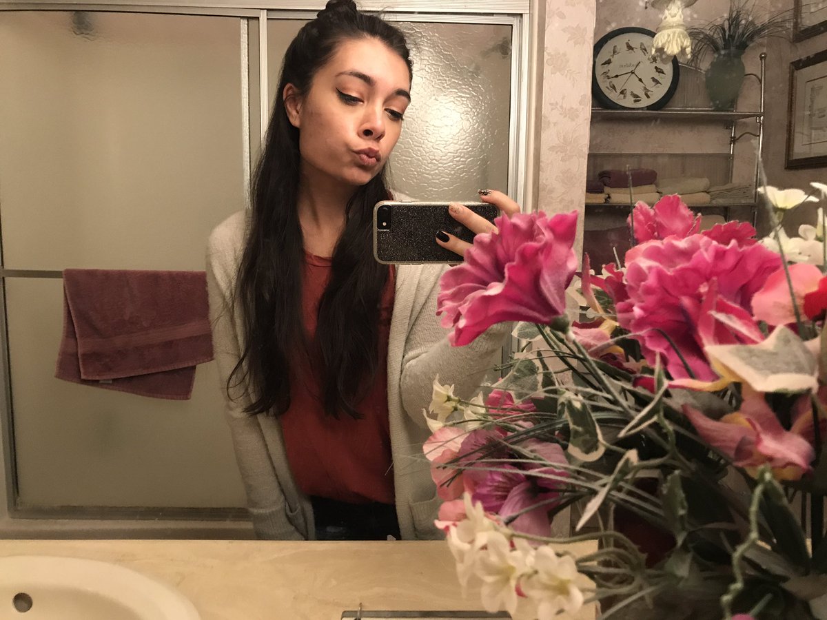 _afkathrine_'s tweet photo. This bathroom we share with Kenny is aesthetic af. #birdclock #weirdlights #antiqueshowerclock #dustyfakeflowers #dentureholder #wallpaper https://t.co/SI53ATp3So