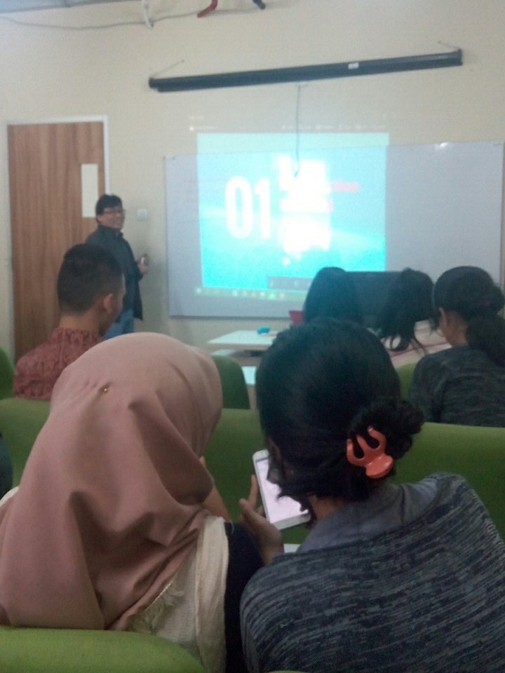 DeckyNovianoor's tweet photo. First day of Social Media class in 6th term! - #Digicom2014 #Medsos171 @hadiyatulloh05 https://t.co/8zPGk9HWJh