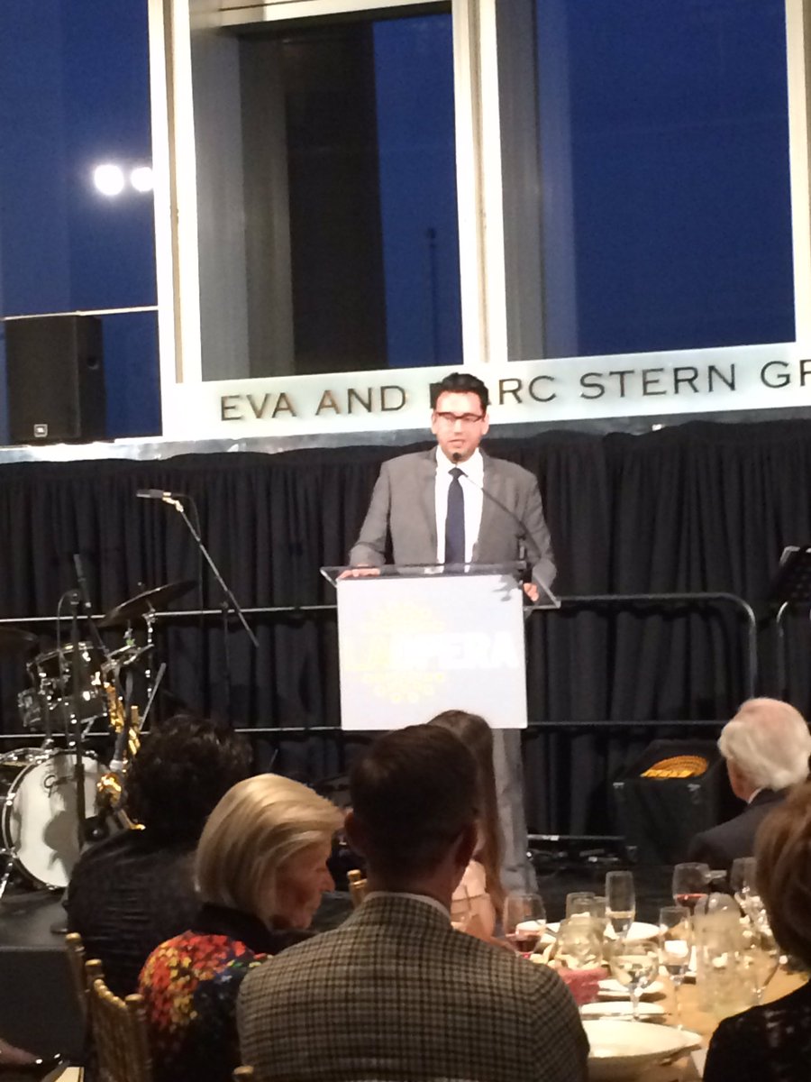 OperaenLA's tweet image. Recibiendo el honor #DomingoAwards@RafaSardina  y Tenor Joshua Guerrero en  en @LAOpera