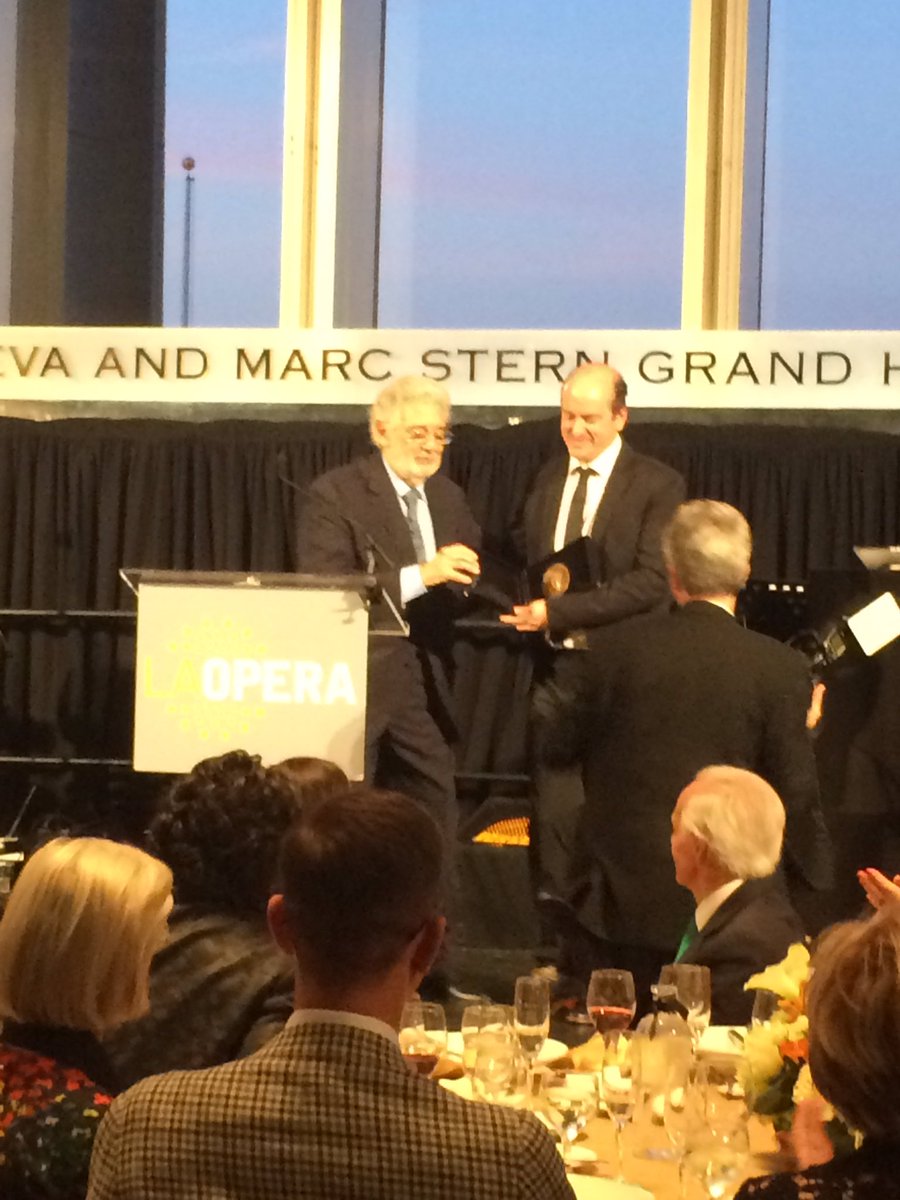 OperaenLA's tweet image. Recibiendo el honor #DomingoAwards@RafaSardina  y Tenor Joshua Guerrero en  en @LAOpera