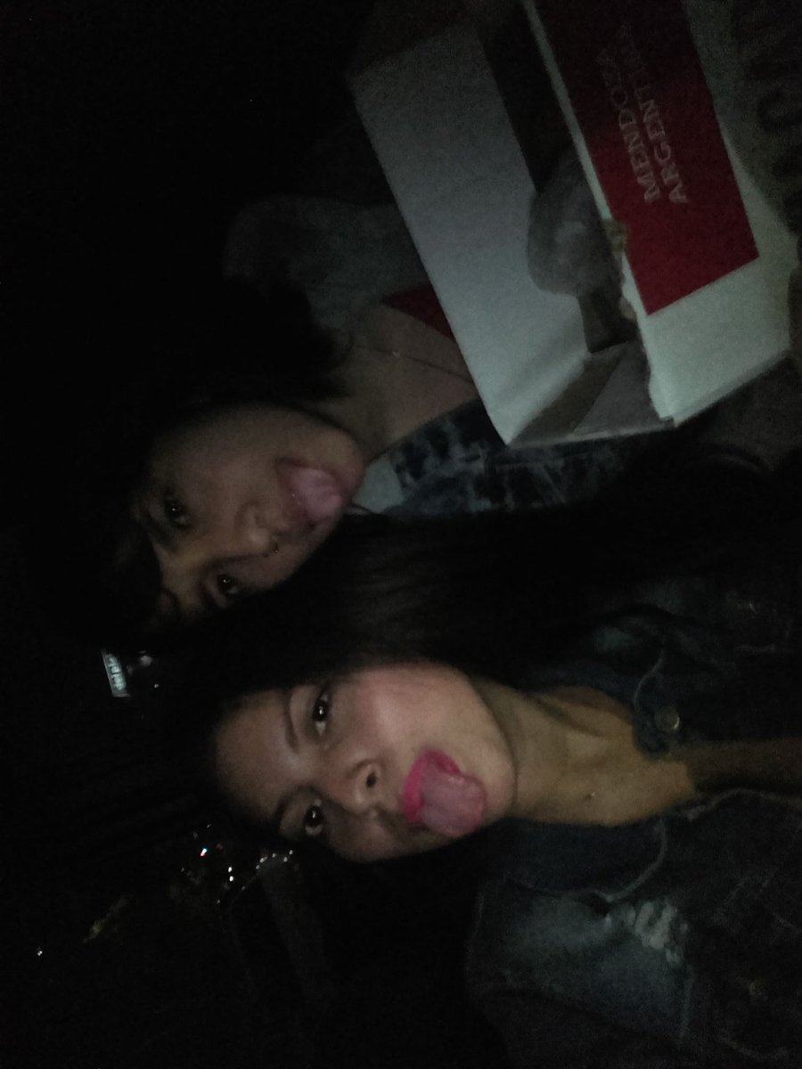 lafavor17adel20's tweet photo. Las caras lo dicen todo estas egresadas se la dan en la 🍐😏 https://t.co/JCc87y4Wkk