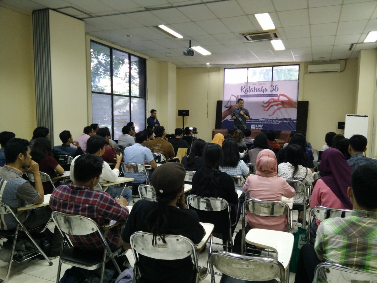 Direktur LBH Jakarta <a href="/AlghifAqsa/">Alghiffari</a> membuka Karya Latihan Bantuan Hukum (Kalabahu) di LBH Jakarta #Kalabahu38