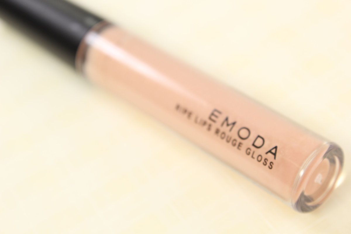EMODA_COSMETICS's tweet photo. GLOSS METEORはほどよいパール感で上品に仕上がる♡パーティーにもピッタリ！
ROUGEと合わせたイメージ画像はこちらから↓↓
https://t.co/5Wyv8dl88K https://t.co/qKm2hwVHNl