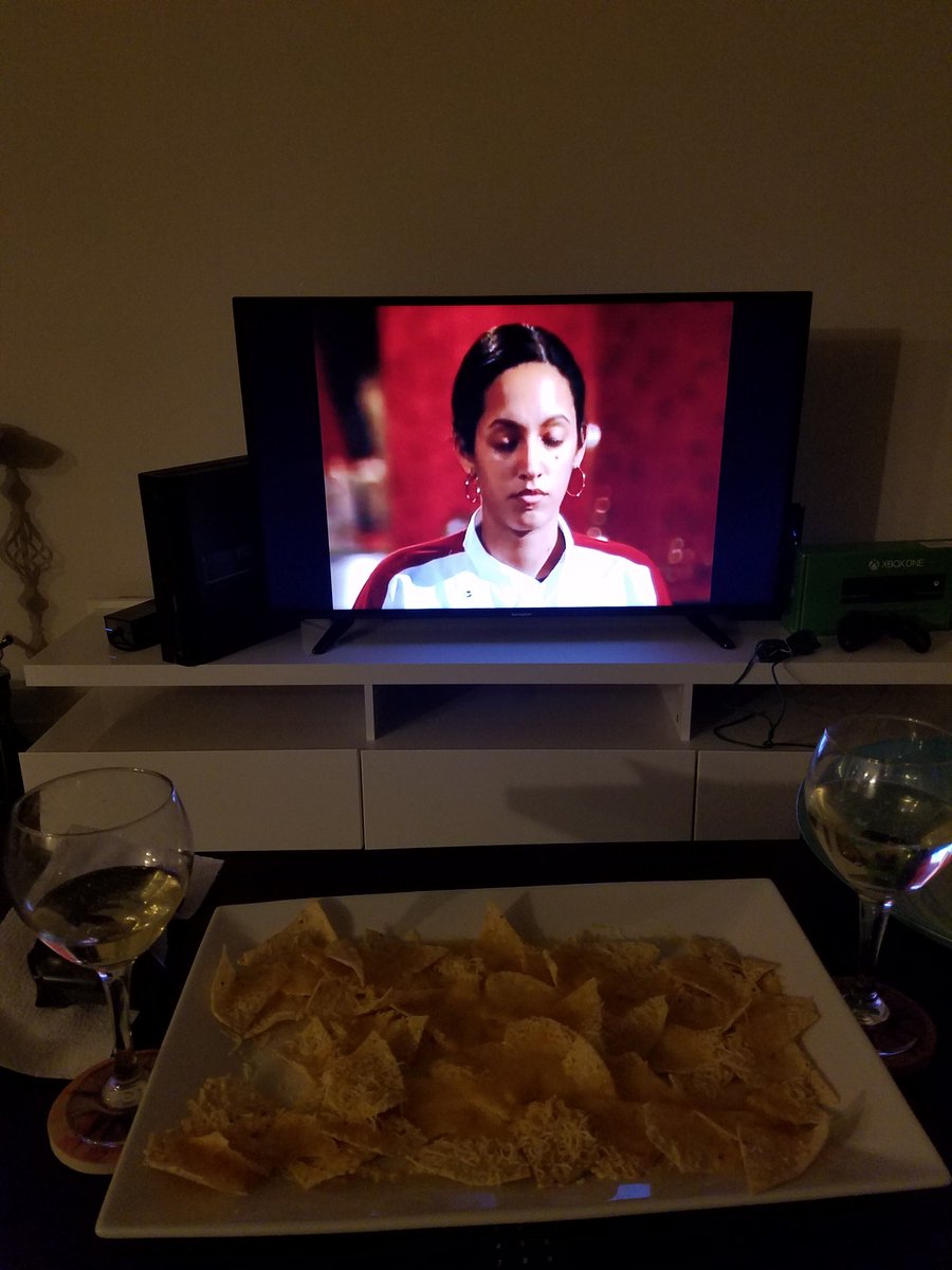 wymabean's tweet photo. @GordonRamsay nachos, champagne, and Hell's Kitchen. Are we doing this right? https://t.co/lP7voWv3QW