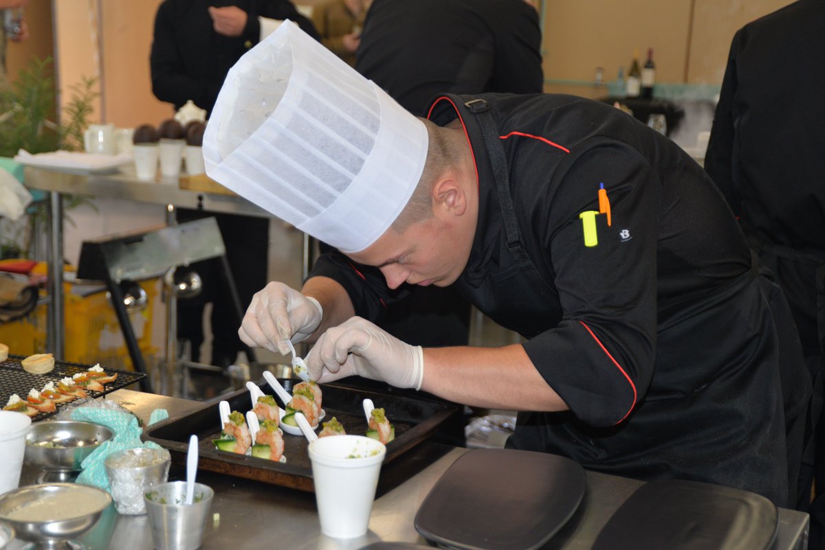 NZDefenceForce's tweet photo. Mouth-watering Monday || Catering teams from the @nznavy and @NZArmy competing for the 2017 Roy Smith Memorial Trophy in Burnham today🍴 https://t.co/sml0AIdqKS