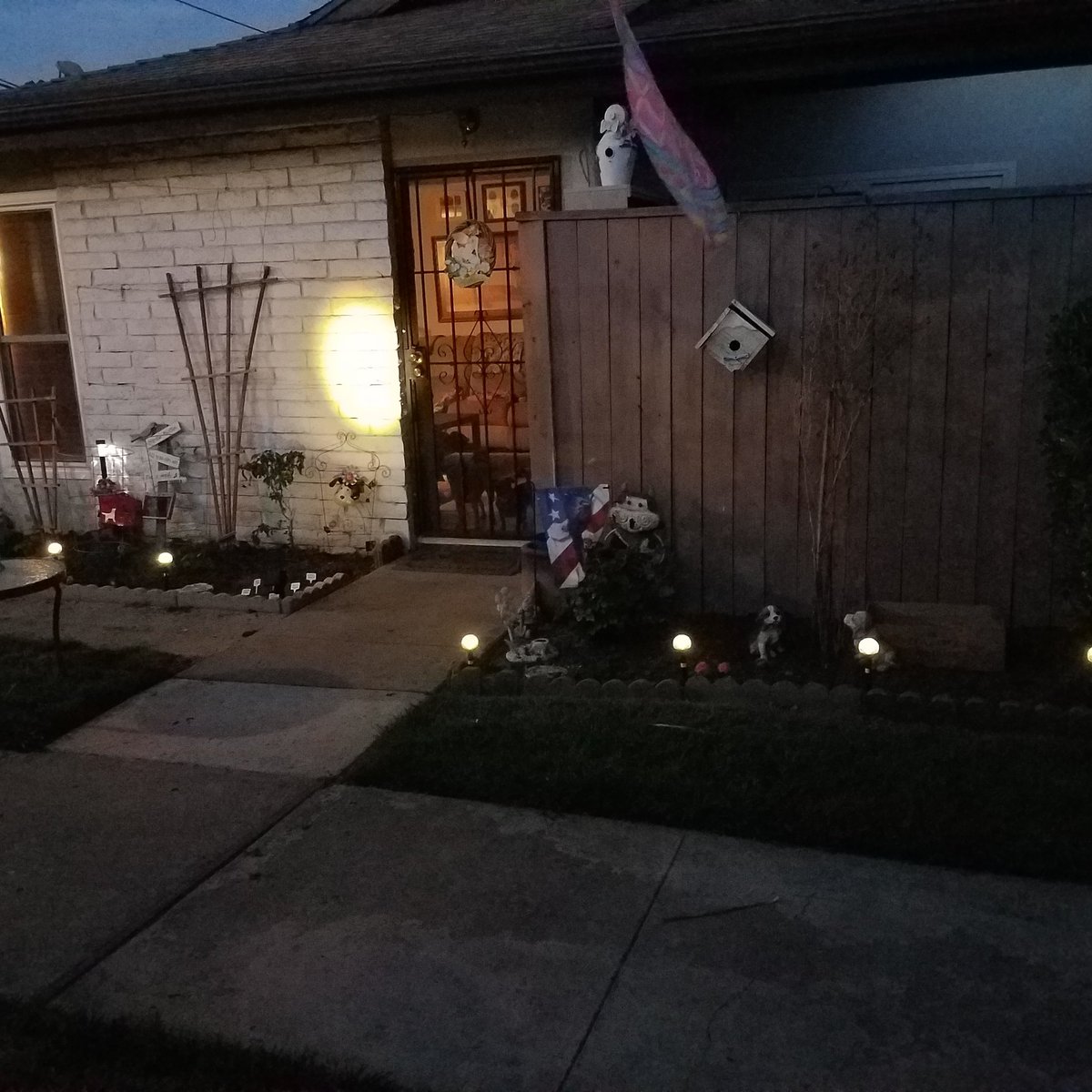 michael80578974's tweet photo. My house at night https://t.co/lLWIVfSeV3