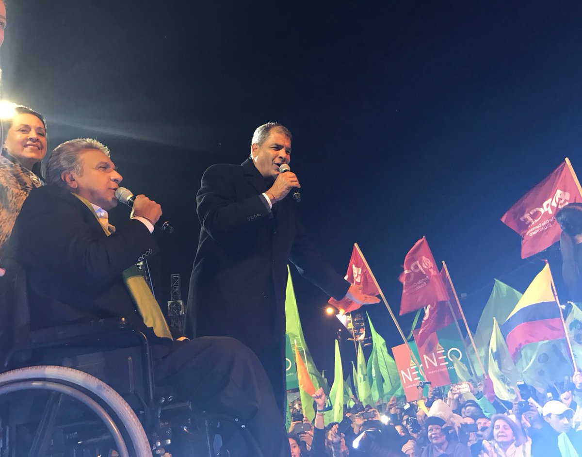 A dúo con Rafael Correa, el presidente electo de Ecuador celebró también la victoria.