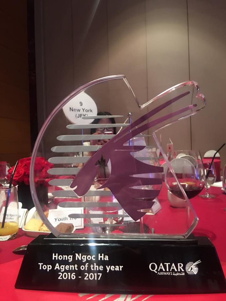 HongNgocHaAgent's tweet photo. Hồng Ngọc Hà nhận giải thưởng "Top Agent of the year 2016-2017" của Qatar Airways 😍
#TopAgentVN #QatarAirways #HongNgocHa https://t.co/MJBr0f4Q3y