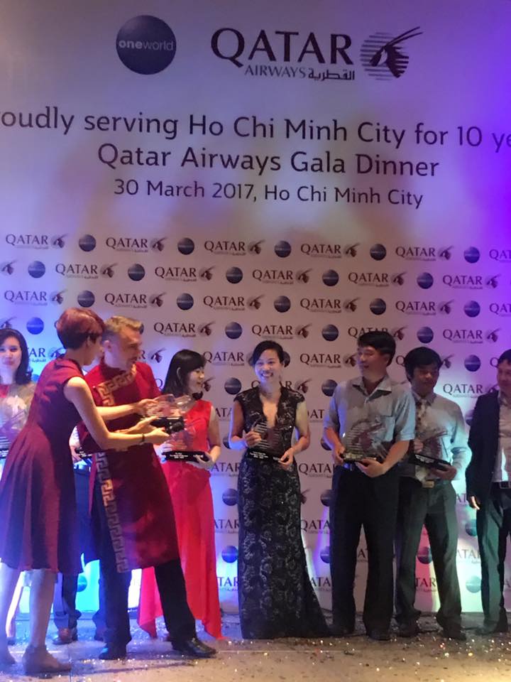 HongNgocHaAgent's tweet photo. Hồng Ngọc Hà nhận giải thưởng "Top Agent of the year 2016-2017" của Qatar Airways 😍
#TopAgentVN #QatarAirways #HongNgocHa https://t.co/MJBr0f4Q3y