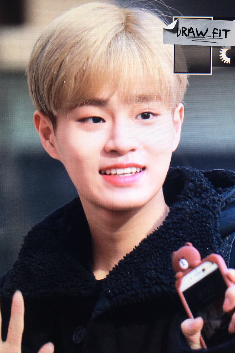 Daehwicom's tweet photo. 170403 상암출근길 #프로듀스101시즌2 #이대휘 #대휘 #프듀센터 케이스도 어쩜 대휘처럼 귀여워 https://t.co/L1bvIXYpvJ