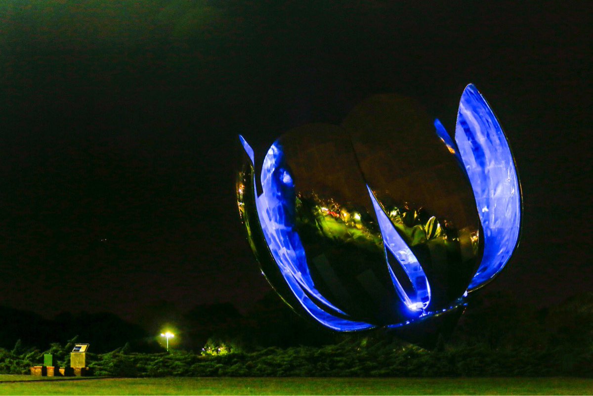 edumacchiavelli's tweet photo. Los monumentos de la Ciudad se iluminaron de azul por el Día Mundial de Concientización sobre el Autismo 🔵 #DiaMundialAutismo https://t.co/IaG8xmKwWr