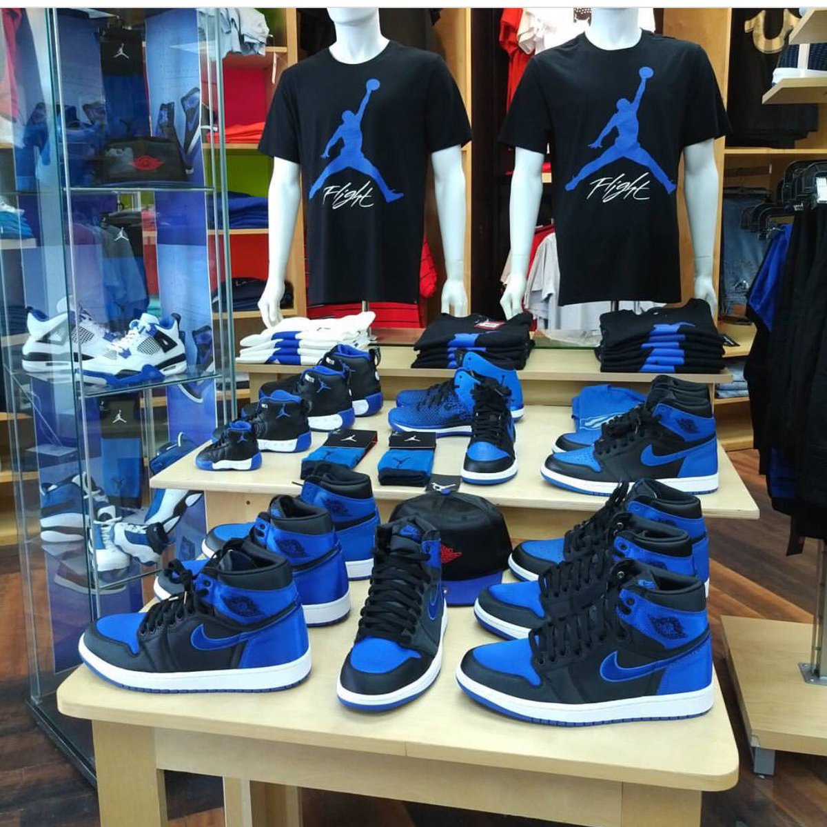 Godmeetsfashion Pa Twitter アメリカの2店舗のみで限定発売されたnike Air Jordan 1 Royal Satinかっこ良すぎるな 名作カラーが復刻発売された場合 Satinモデルが限定発売されそう T Co Wikaqpwf0j ナイキ T Co Txrd9h5e5q