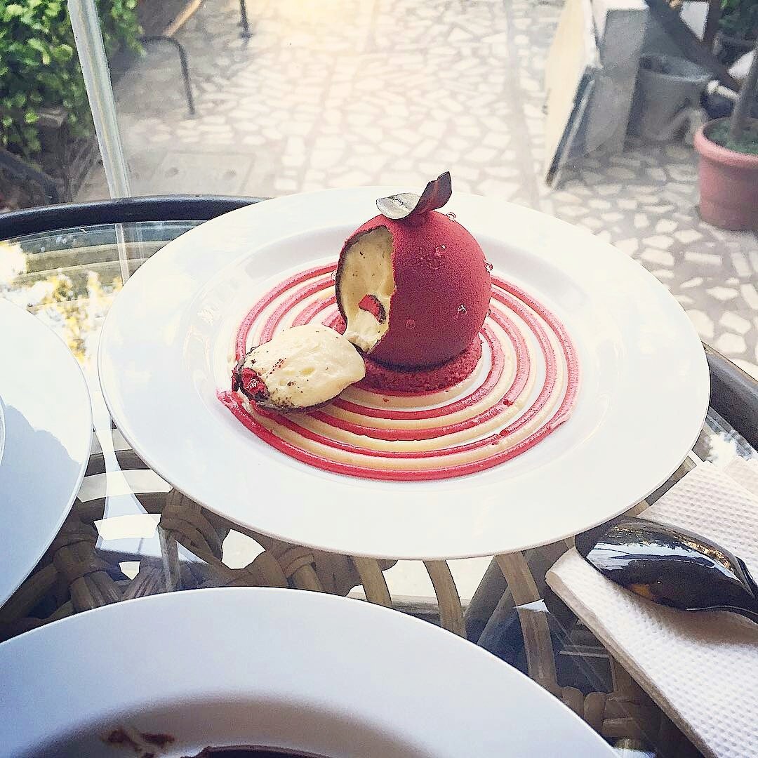 df_dezertfox's tweet photo. This beauty is here to color up your Monday's #RedVelvet  Tiramisu😍😍 
#mondaymotivation #dessert #newdelhi #summer #love https://t.co/U2fivX3alG