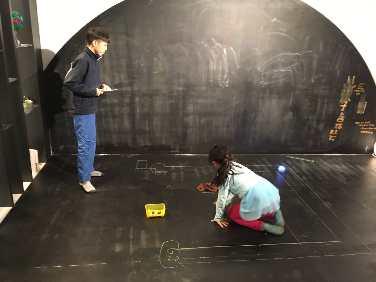 tychou818's tweet photo. 5th grade student in TW try his best to program a @Sphero SPRK+. 
#hublibrary #coding #pbl #techclub #STEAM #edtech #CSforAll https://t.co/swHiGLuRyk