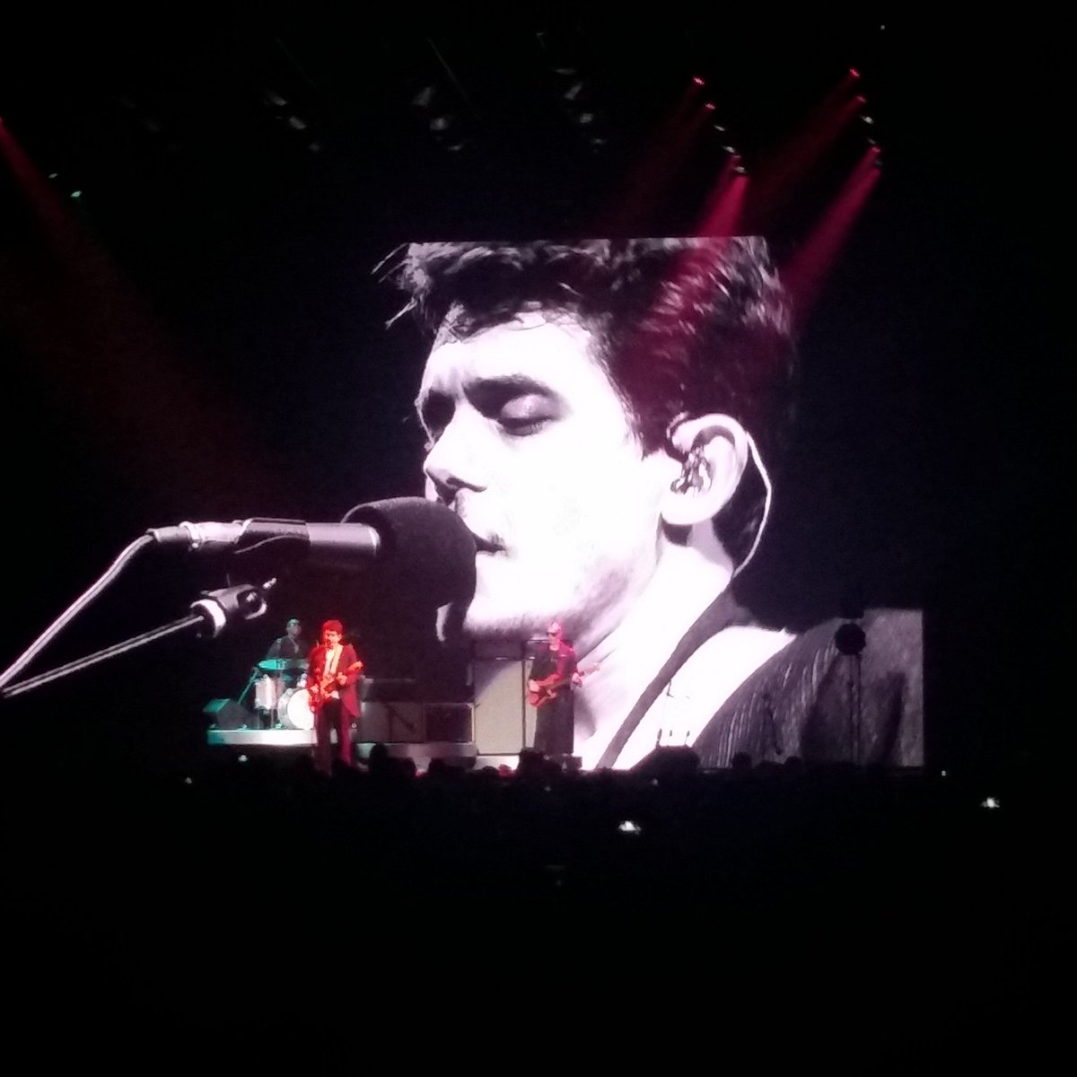 Christiiiine's tweet photo. Had a blast @JohnMayer show yesterday night in Montreal. Love you!!#amazingshow #somuchtalent #guitarmaster #sosexy https://t.co/KS1cnIgmm7