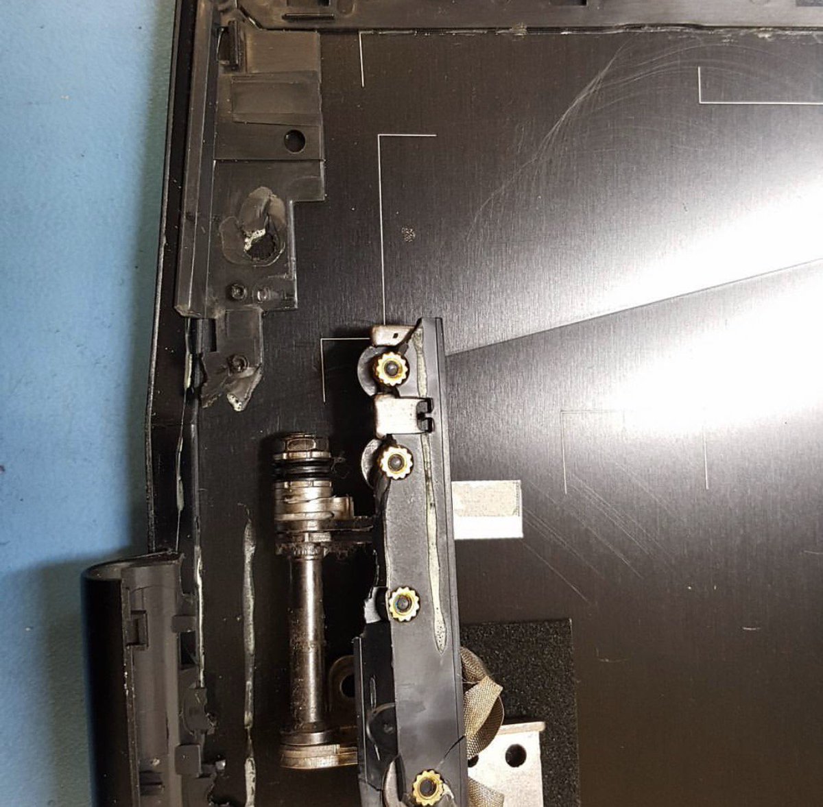 fixspotcomputer's tweet photo. Broken laptop Hinges .No problem we can fix it ;) #laptoprepairs #computerrepair #fixspotcomputer https://t.co/4xAR4gd1kS