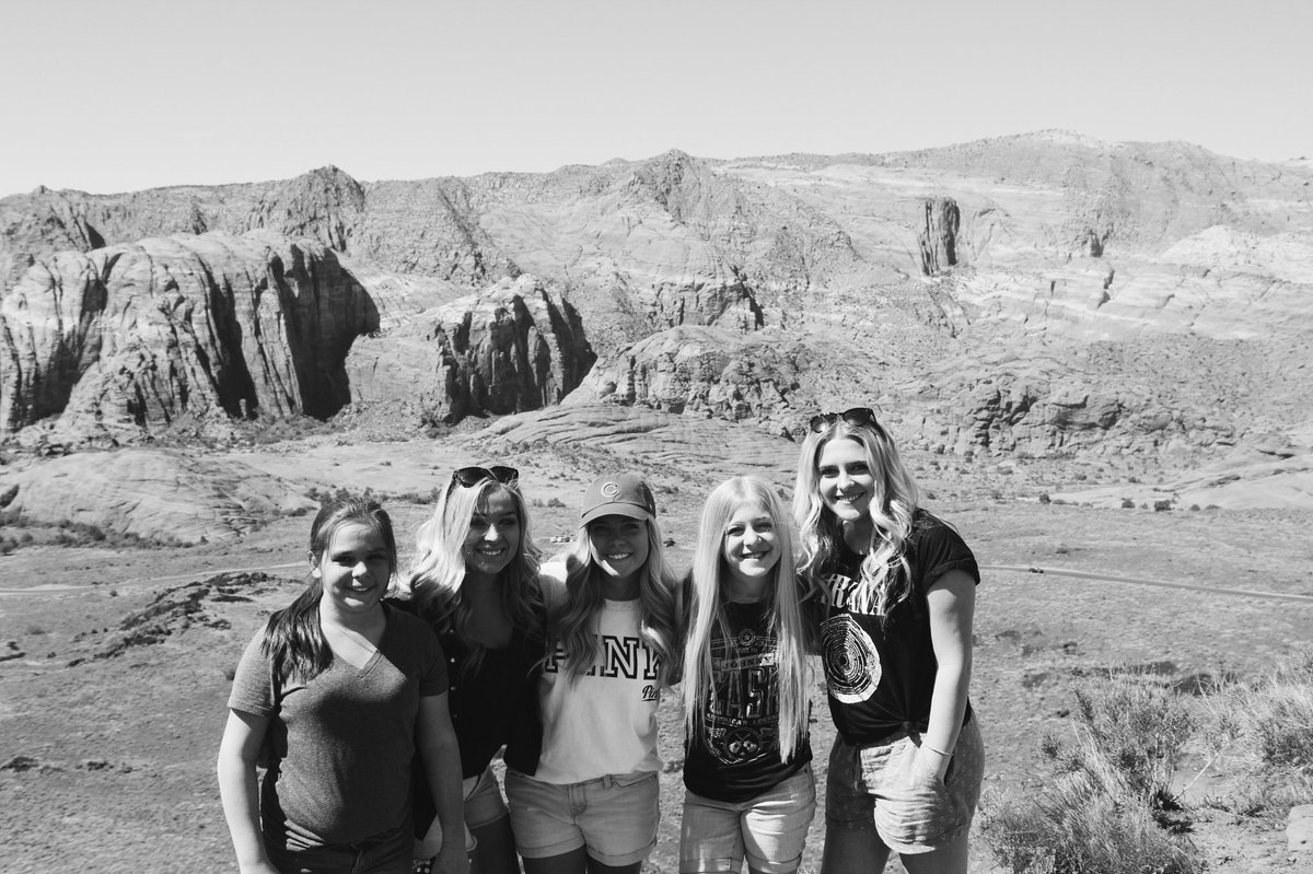 lexilouu7's tweet photo. I love my sissies and fun weekend getaways 🌵☀️ https://t.co/6fGaRdqI3D