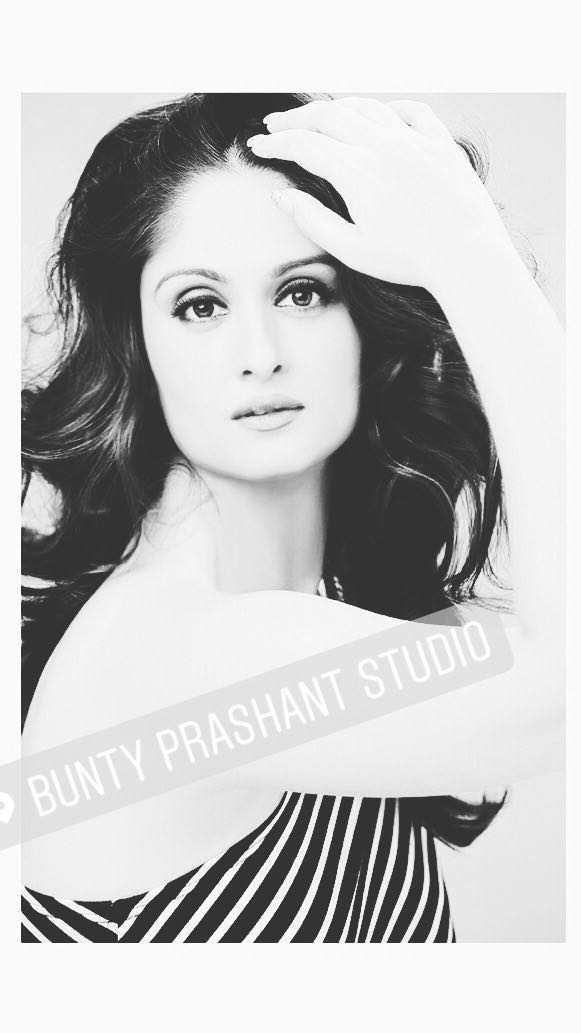 buntyprashant1's tweet photo. Its all about fashion photography! #AparnaSingh 
#modelling
#fashionphotography
#style
#buntyprashantstudio https://t.co/kzVrSxWzbe