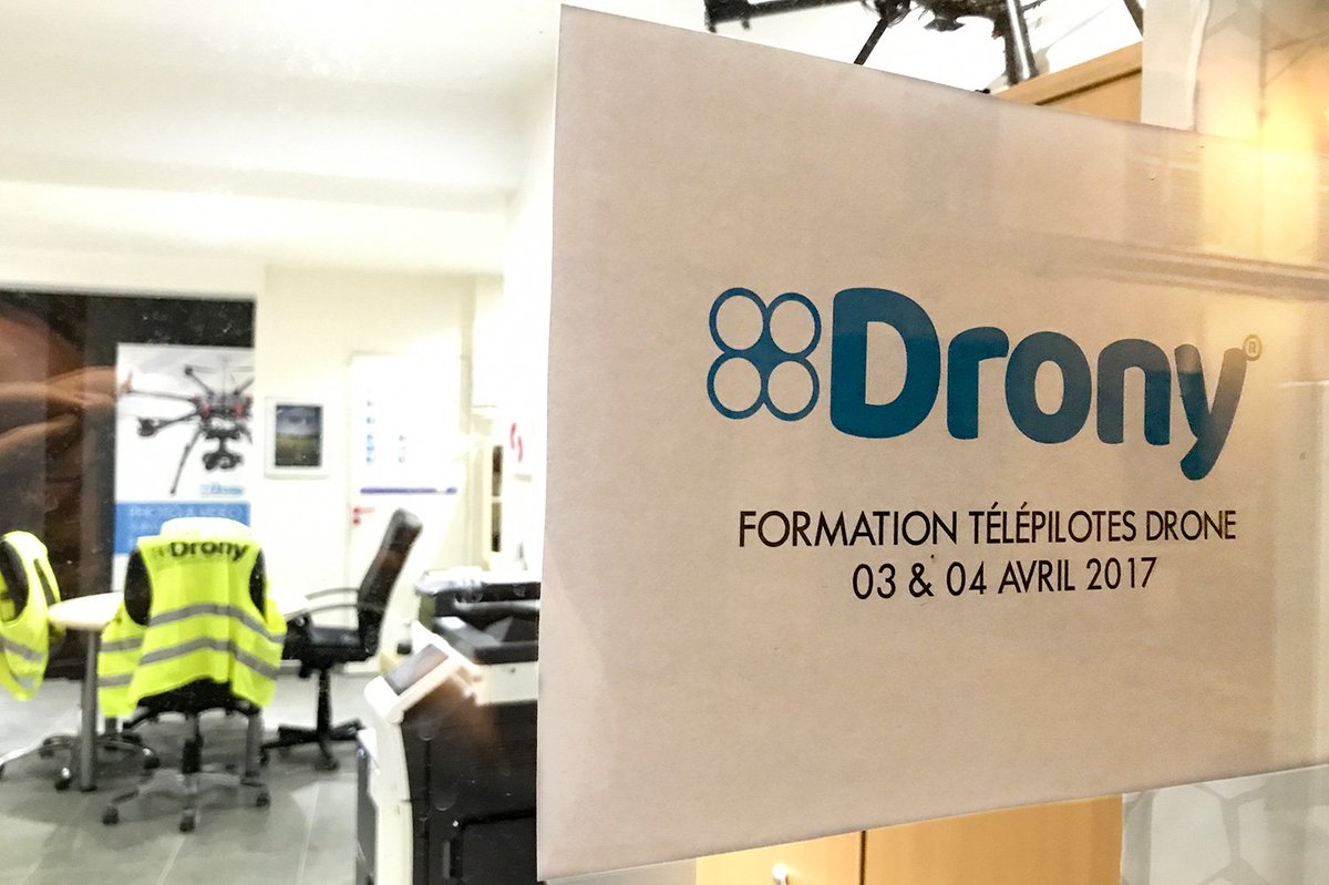 dronyair's tweet photo. Notre #formation #télépilote #drone « Initiation » d'avril démarre ce matin. Suivra la spécialisation « #Orthophoto et #photogrammétrie » https://t.co/Tlp1zwYnq4