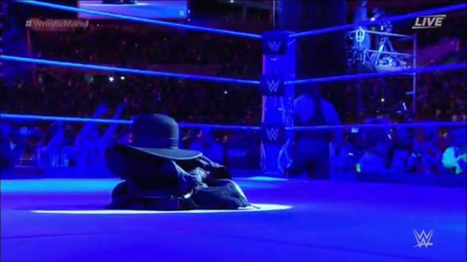 Shuja97's tweet photo. Deadman retires Taker took his hat off,gloves off,coat off Left it in the ring kissed his wife. #WrestleMania #ThankYouTaker #TheUndertaker https://t.co/plCO0caxhw