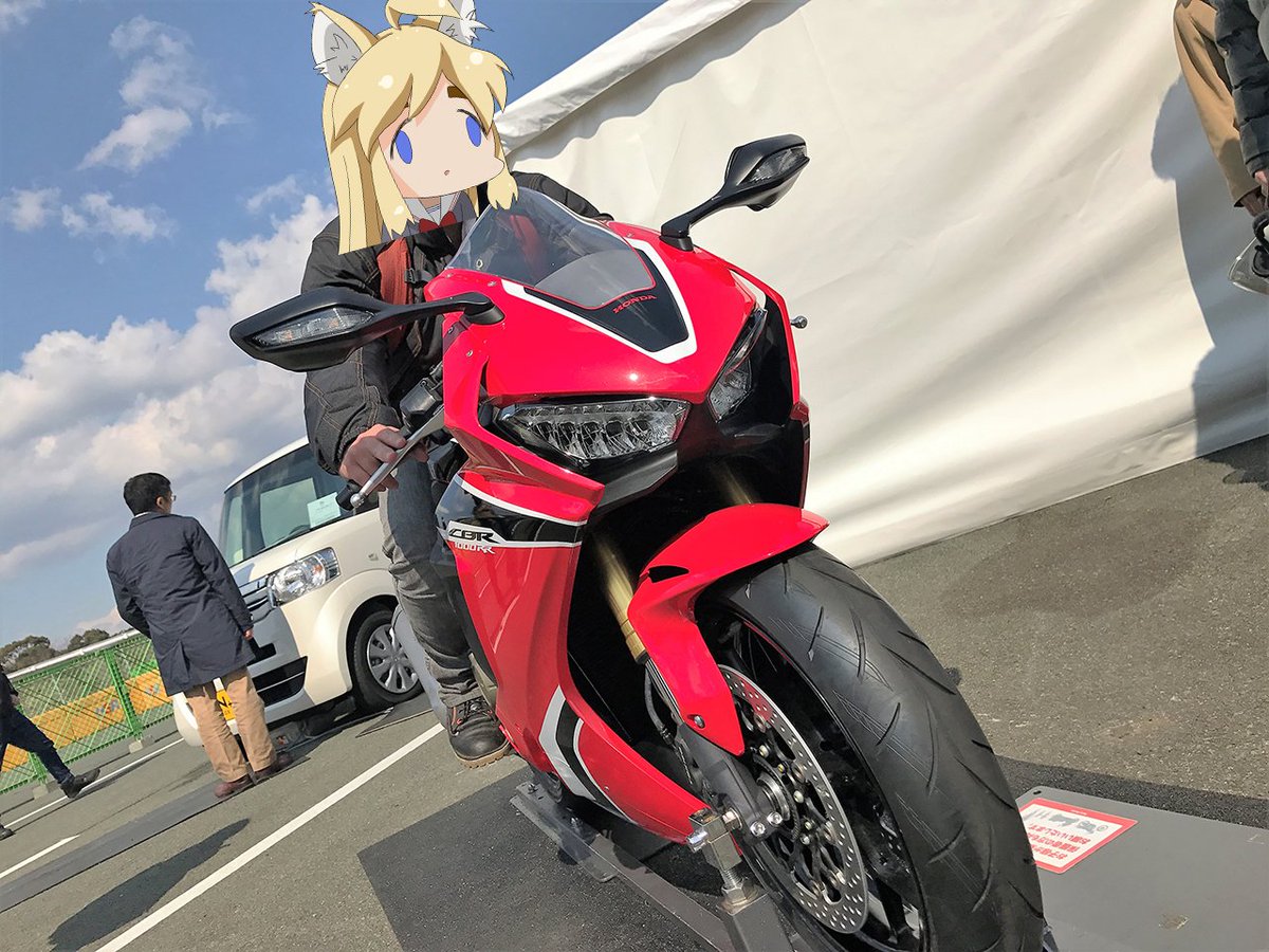 あっきゅ Su Twitter 昨日のエンジョイホンダで展示してあったバイク達 Cbr250rr以外は跨がれるようになってたので遠慮なく乗ってきました 感想としては 新型センダボ 前傾きっついｗ アフリカツイン 足着かねえｗ Vfr800f メーターかっこいい そして意外と