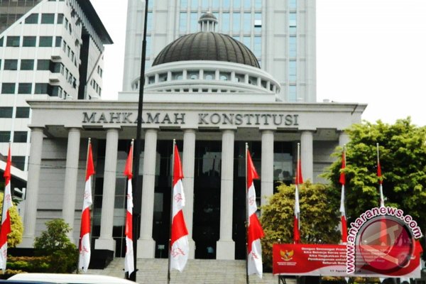 Bisniscom's tweet photo. Panitia Seleksi Serahkan 3 Nama Calon Hakim Konstitusi ke Presiden https://t.co/VVf4Pah00K https://t.co/jV9D7xiRMx