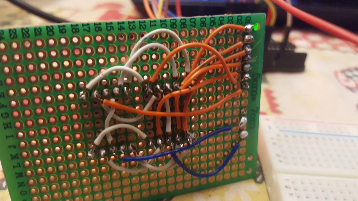 spamloco's tweet photo. Antes vs 2 horas soldando cables. Quedó un poco más prolijo al menos #arduino #display7segmentos https://t.co/CLsjWZ8XLN