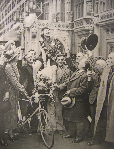 Cyclopunk's tweet image. Born on this day in 1906: the mysterious Evelyn Hamilton cyclopunk.blogspot.co.uk/2014/04/daily-… #womenscycling