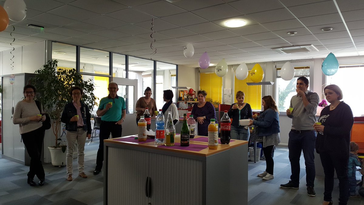 kjob90's tweet photo. #10ansServiceClients #GRDFest Cocktail dejeunatoire avec les conseillers actuels mais aussi les anciens. On s'était dit rdv dans 10 ans ... https://t.co/BbM7e1hm24