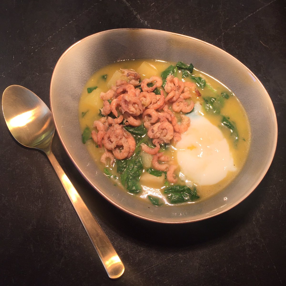 sipgate_kitchen's tweet photo. Muckelig-warmes Süppchen: Kartoffel-Spinat-Eintopf auf Wunsch mit Onsen Ei und Büsumer Krabben. #dontcallitcanteen #leckerlunch https://t.co/rREXgDaFR4