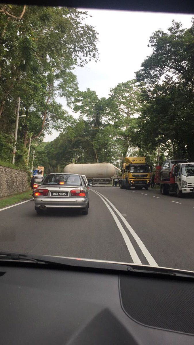 n9Jangx's tweet photo. Tampin - Berhampiran Medan Tampin lori terbabas lalu menghalang lalu lintas.
#RTN9 https://t.co/nBVJe2TEfk