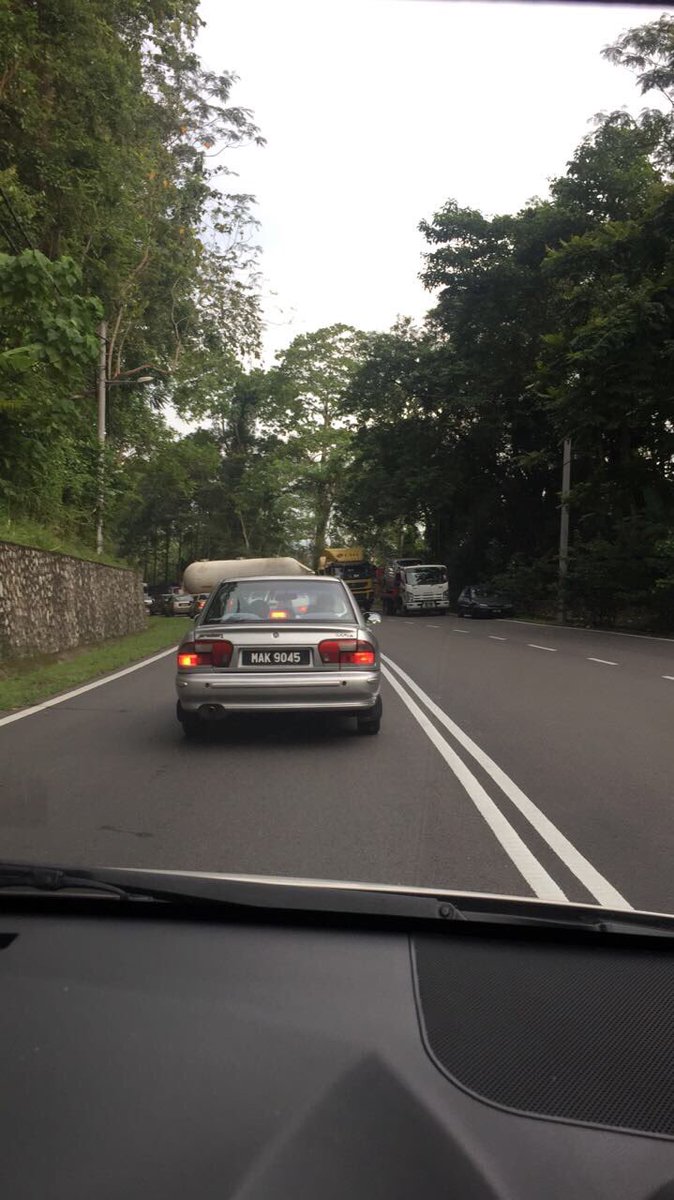 n9Jangx's tweet photo. Tampin - Berhampiran Medan Tampin lori terbabas lalu menghalang lalu lintas.
#RTN9 https://t.co/nBVJe2TEfk