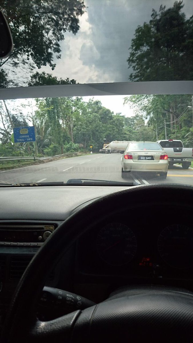 n9Jangx's tweet photo. Tampin - Berhampiran Medan Tampin lori terbabas lalu menghalang lalu lintas.
#RTN9 https://t.co/nBVJe2TEfk