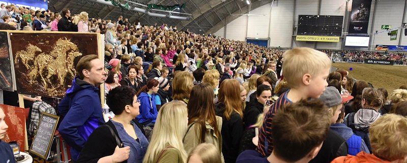 TampereenMessut's tweet photo. Viikonloppuna Suomen suurin hevosalan messutapahtuma #Hevoset täyttää katsomot ja tuo hevosihmiset yhteen. https://t.co/ovRWBDkg8y #Tampere https://t.co/aqPxzzz58C