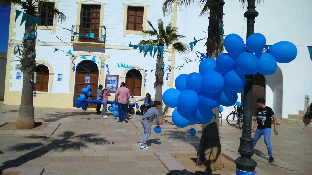 vapart's tweet photo. Ahir la plaça d la Constitució es va vestir d blau. Al centre d dia hi vam col.laborar #diaautisme #apmiptea https://t.co/9rvPhIUVho