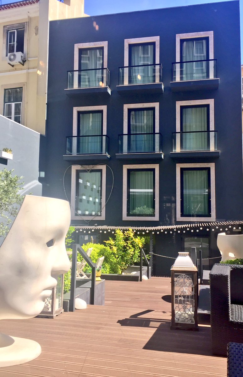 I've arrived at the beautiful <a href="/FontecruzHotels/">fontecruzhoteles</a> in Lisbon! Doing some work in the cafe before check-in, loving this outdoor space. #ttot