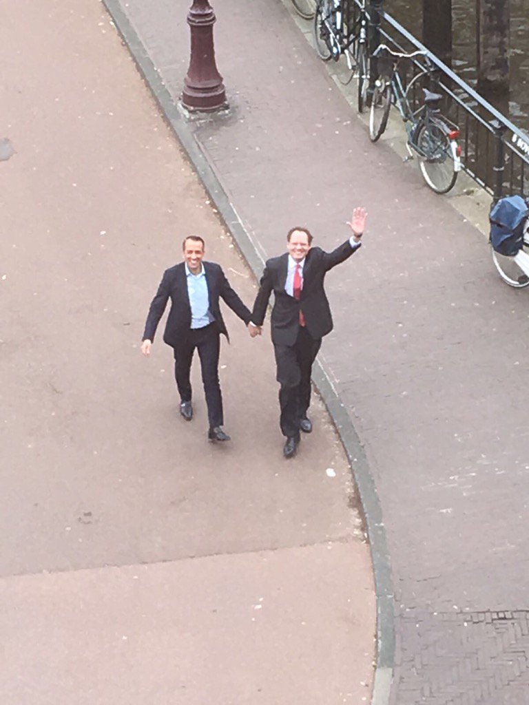 Dat zijn nou onze wethouders. #allemannenhandinhand <a href="/barbarabarend/">Barbara Barend</a>