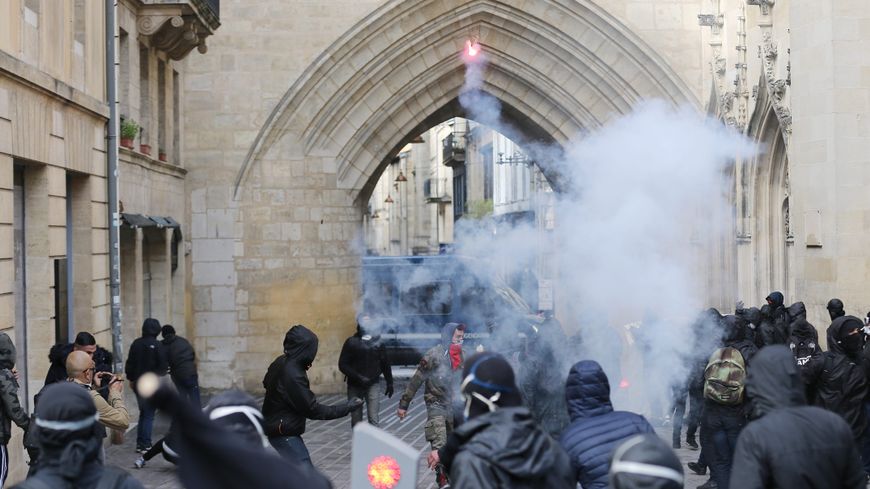 BordeauxLive's tweet image. #BORDEAUX Manifestation anti-FN houleuse à Bordeaux : sept personnes restent en garde à vue dlvr.it/NnhK3v (FranceBleu)