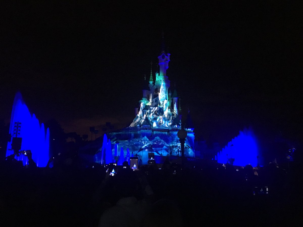 Nicolas_Dupeux's tweet photo. A l'occasion du #moisdelaterre, découvrez l'émouvant mapping spécialement conçu par @Disney_Business en préshow de Disney Illuminations https://t.co/X2LGBhZic3