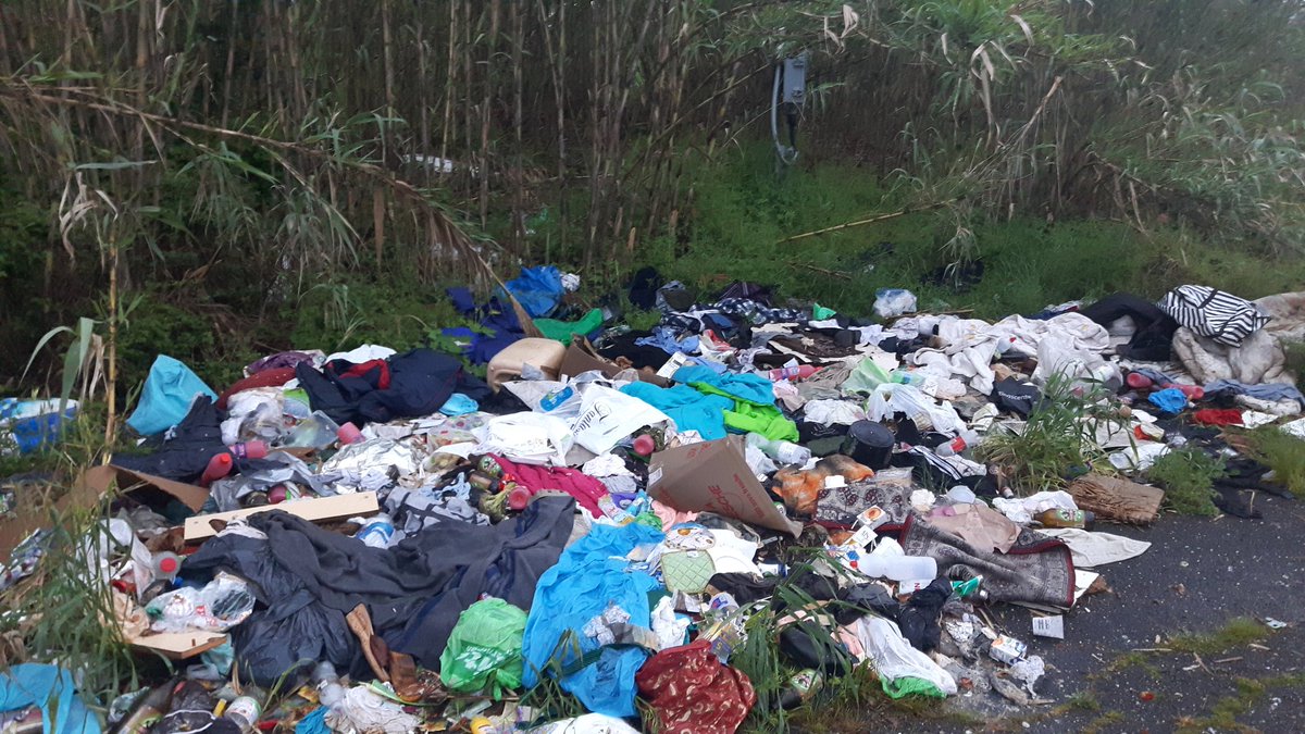 Ma_Che_Davero's tweet photo. #TorDiValle #Roma un'altra bellissima discarica a cielo aperto in città  @Lavoratori_Ama @romafaschifo @RiprendRoma @romatoday @Antincivili https://t.co/pk0CCaC246