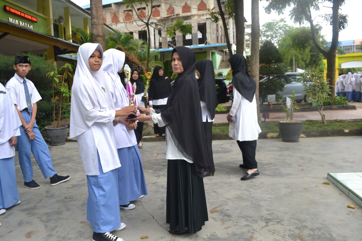 MANBatam1's tweet photo. Mereka adalah Nurlita, kelas X MIPA 1, cabang Olimpiade Biologi dan Dara Muthmainnah, kelas XI MIPA 3, cabang Olimpiade Matematika. https://t.co/JrdYgCDOkF