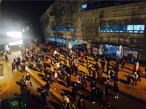 작년(2016년)3월에 부천에서 촬영한 영화 <COLOSSAL>! 을 기억함썹? 앤 해서웨이 주연의 콜로설 4월 개봉!! 영화속에서 부천은 어떤 모습일지 궁금궁금~...