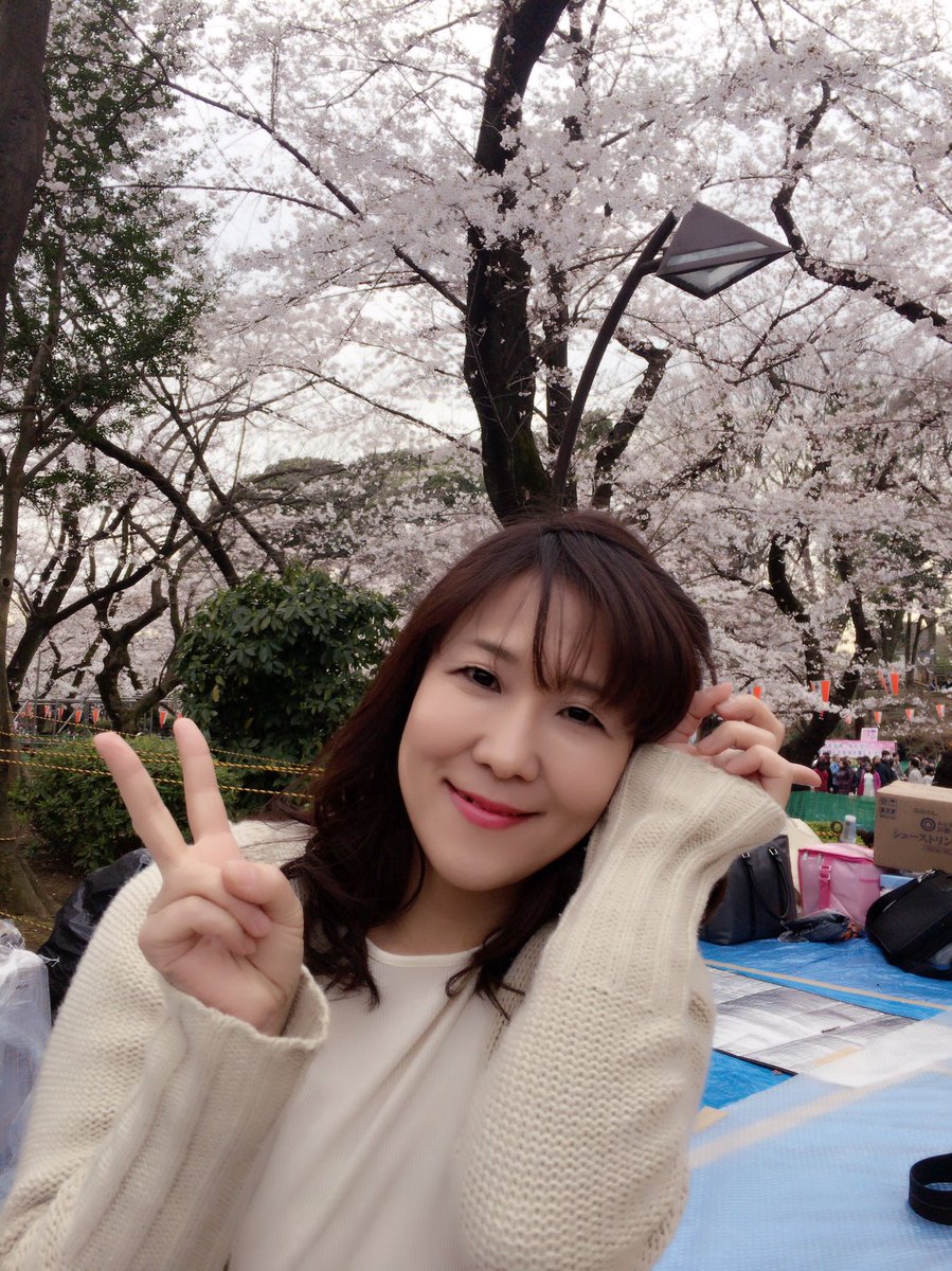 霧島アキ on X: 今日は上野公園でお花見🌸だよー！天気雨のドラマチックなお天気もコミコミで楽しみます♪  t.coidVgDLenMk  X